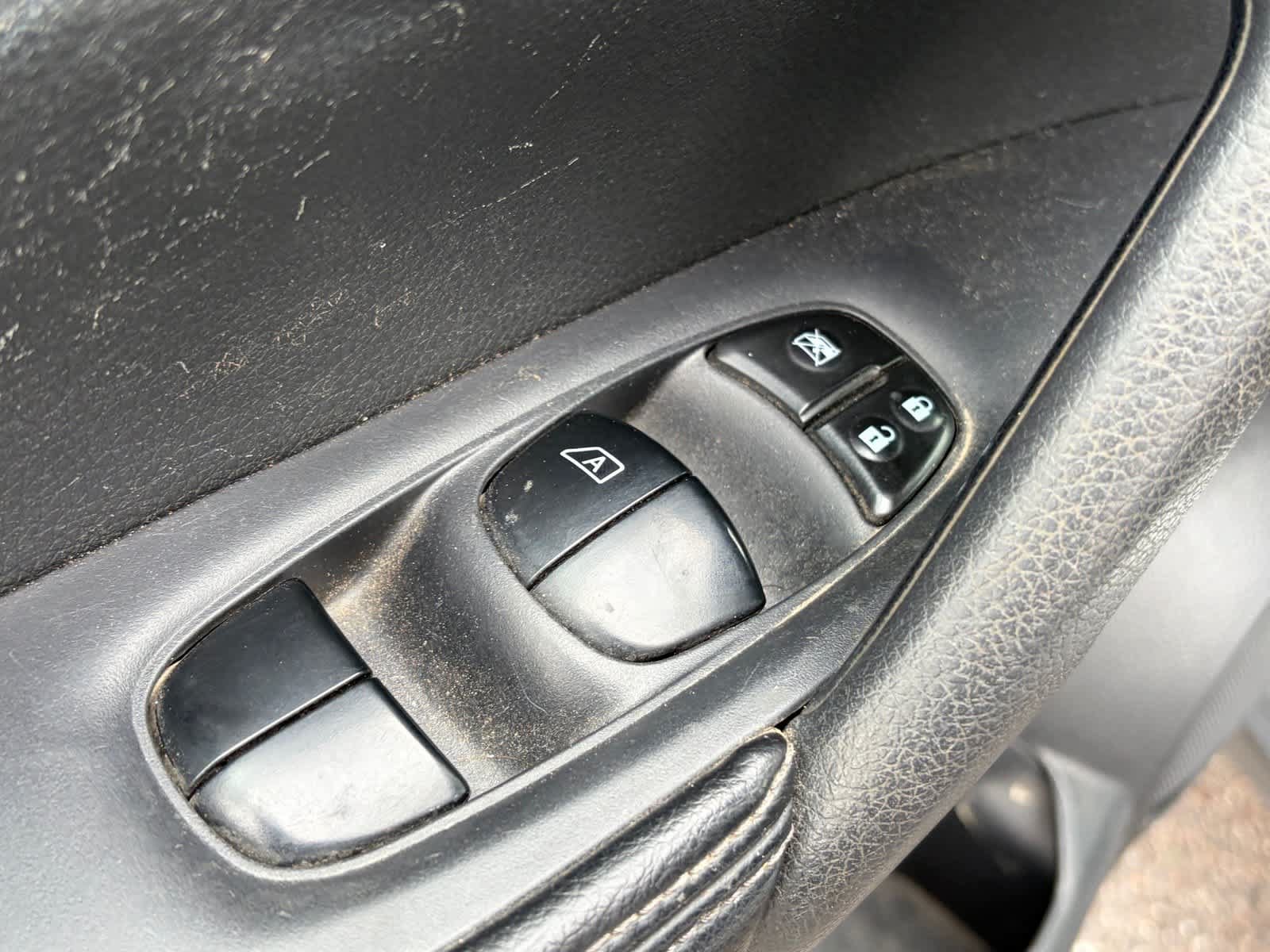 Used 2014 Nissan Rogue SV AWD/4WD image 7