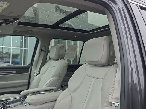 Used 2022 Jeep Wagoneer Series III w/ Premium Group I AWD/4WD image 11