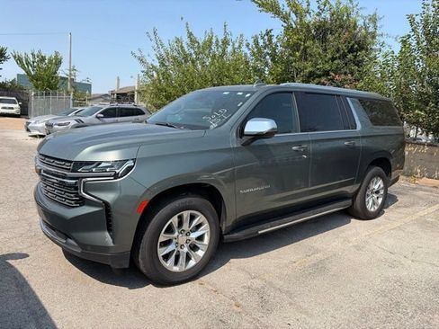 Used 2023 Chevrolet Suburban Premier AWD/4WD image 2