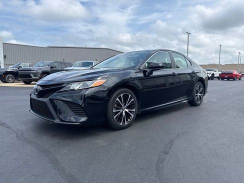 Used 2019 Toyota Camry SE FWD image 3