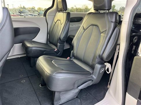 Used 2024 Chrysler Pacifica Touring-L image 22