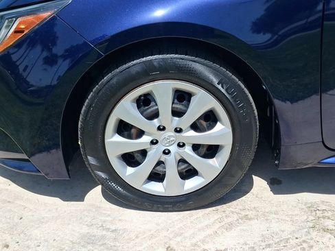 Used 2020 Toyota Corolla LE FWD image 3
