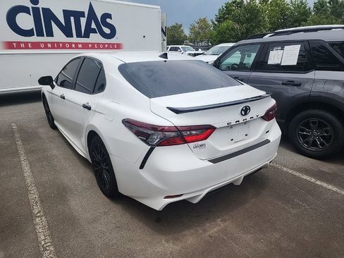 Used 2022 Toyota Camry SE FWD image 3