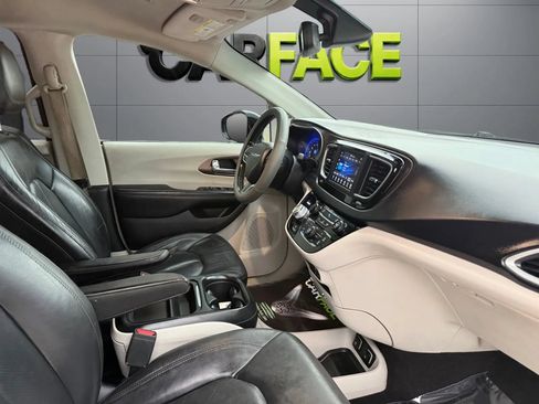 Used 2019 Chrysler Pacifica Touring-L FWD image 27