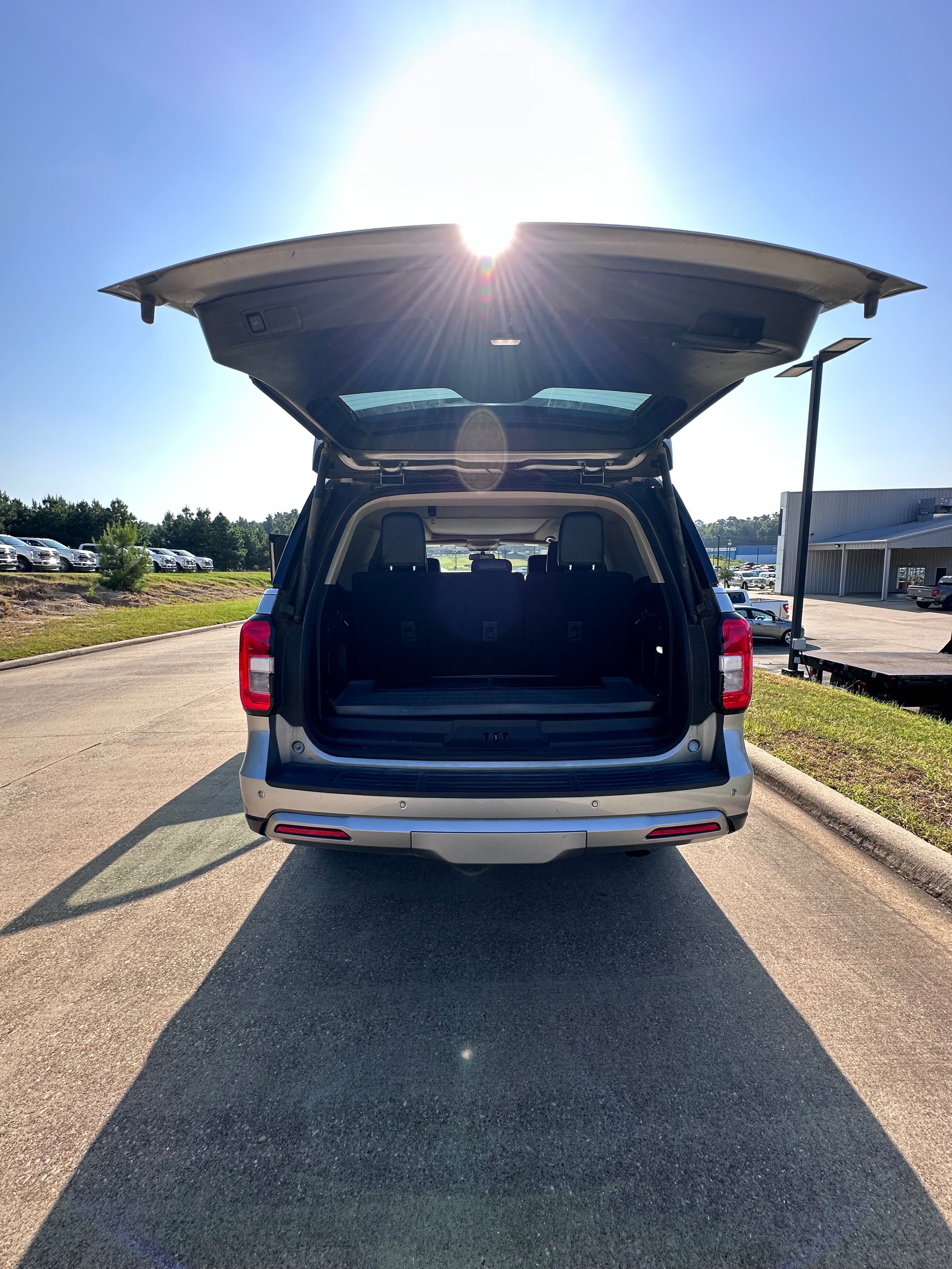 Used 2023 Ford Expedition XLT AWD/4WD image 24