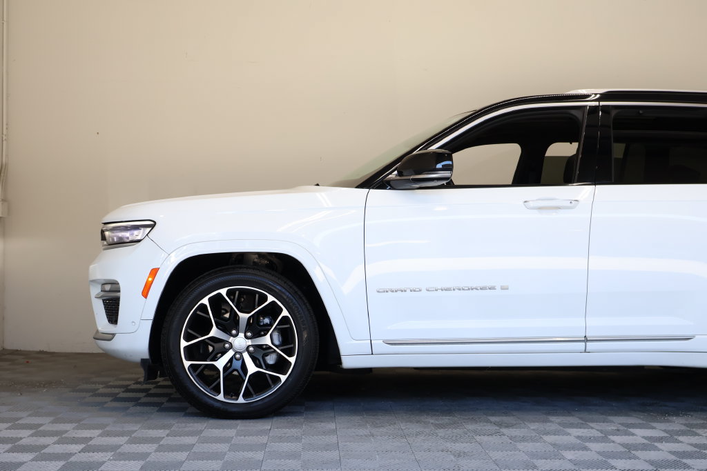 Used 2022 Jeep Grand Cherokee Summit AWD/4WD image 8