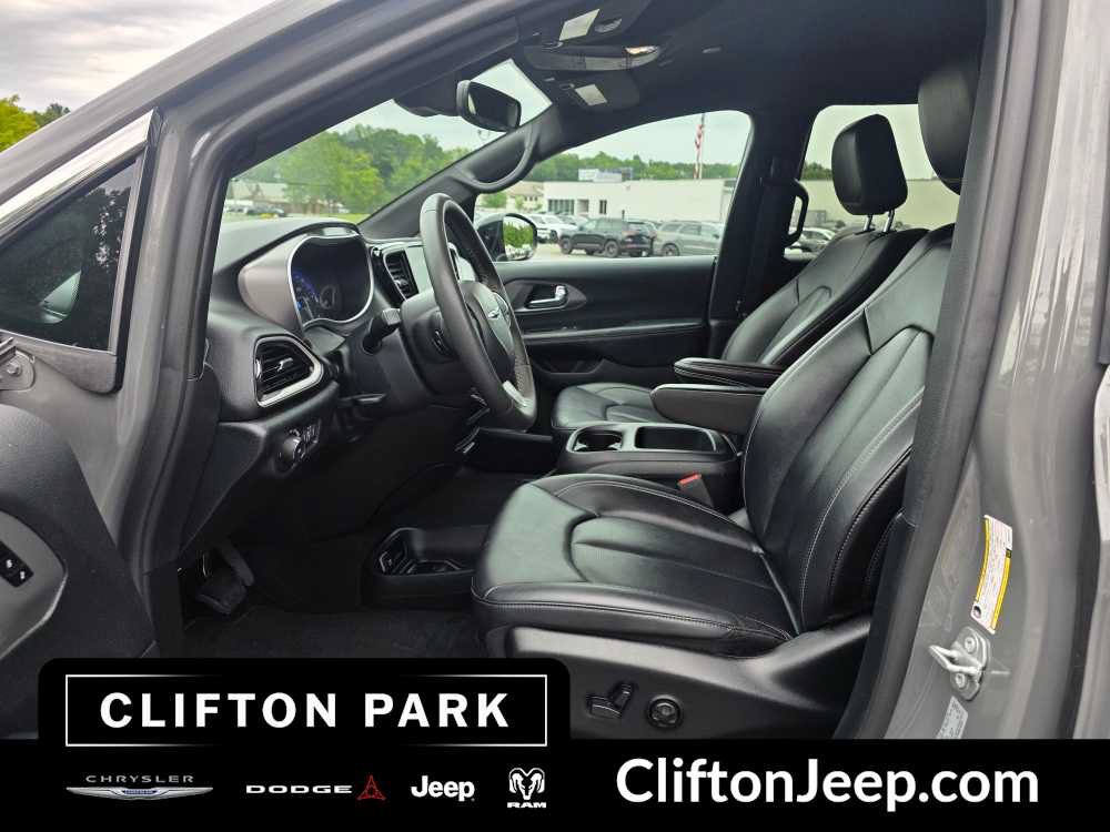 Certified 2025 Chrysler Pacifica Select FWD image 10