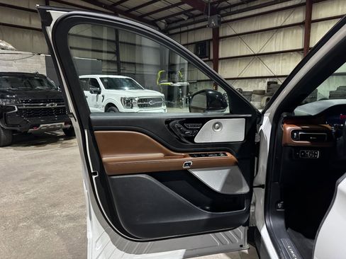 Used 2020 Lincoln Aviator Reserve w/ Equipment Group 201A image 11