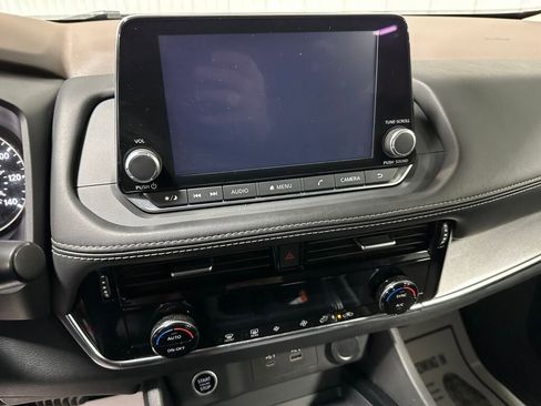 Used 2021 Nissan Rogue SV image 12