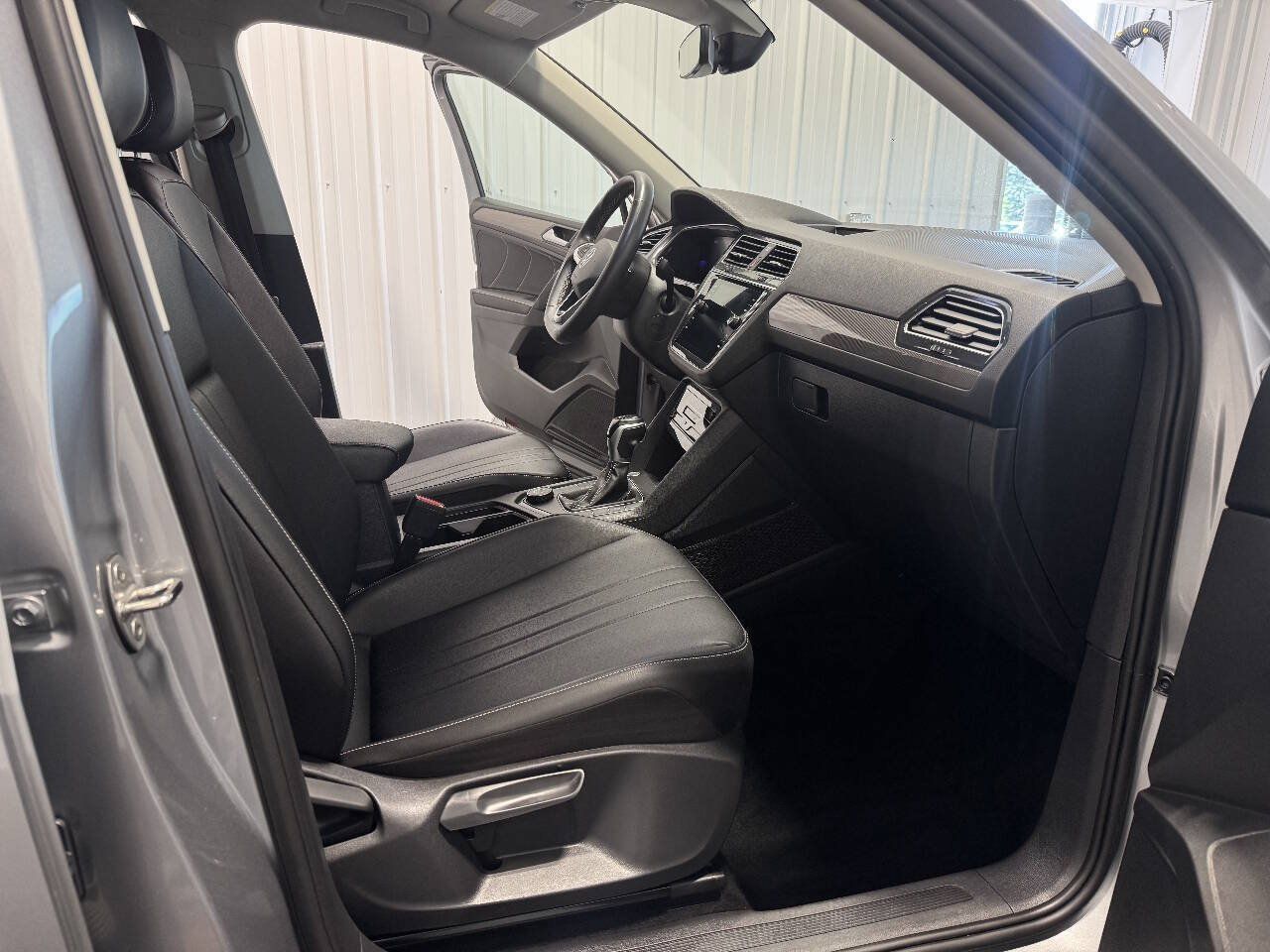 Used 2023 Volkswagen Tiguan SE AWD/4WD image 18