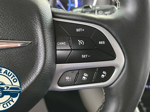 Used 2023 Chrysler Pacifica Touring-L FWD image 13