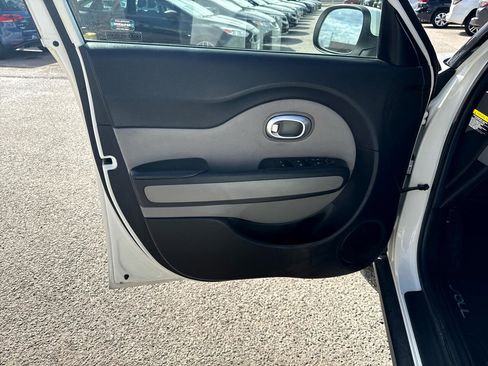 Used 2016 Kia Soul + image 10