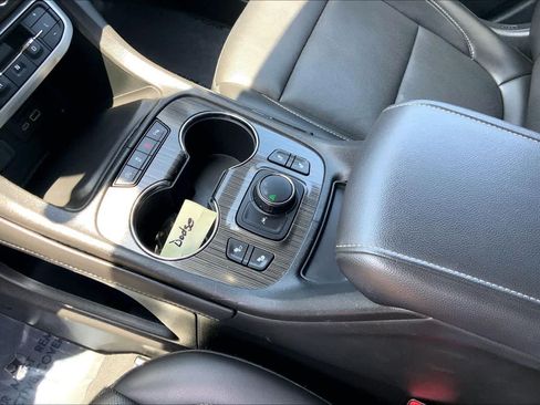 Used 2023 GMC Acadia SLT FWD image 16