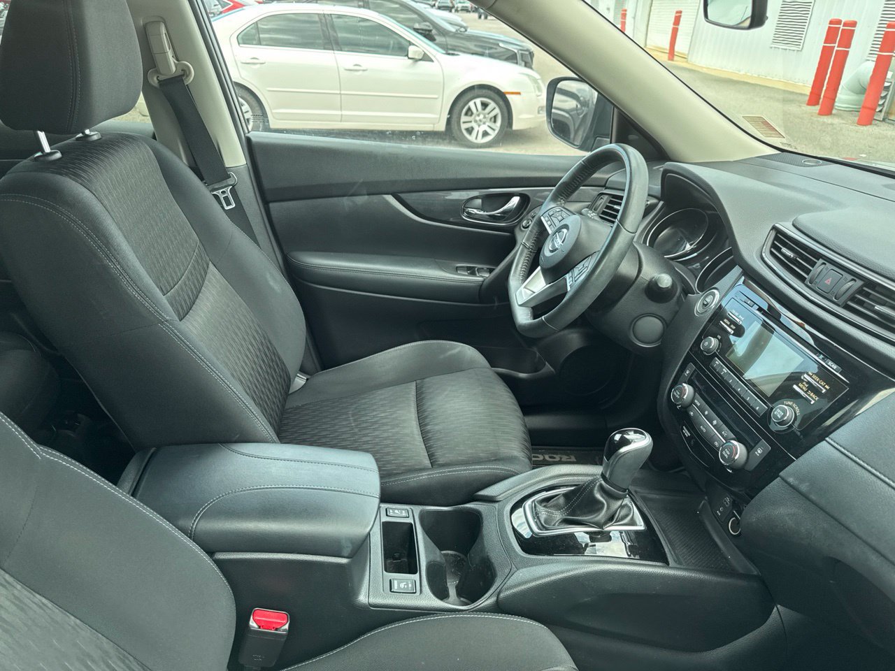 Used 2017 Nissan Rogue SV FWD image 5