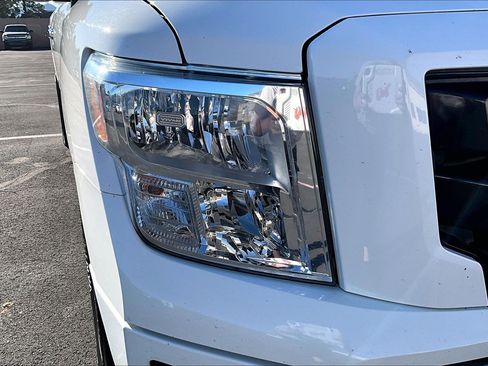 Used 2021 Nissan Titan SV image 20