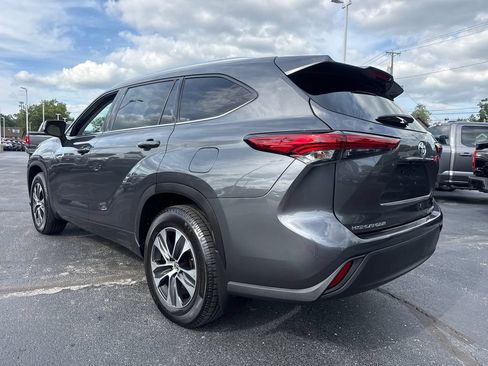 Used 2020 Toyota Highlander XLE AWD/4WD image 9
