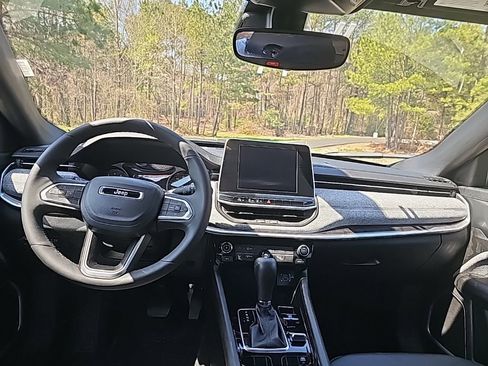 Certified 2025 Jeep Compass Latitude image 11