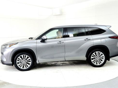 New 2026 Toyota Highlander Platinum image 3