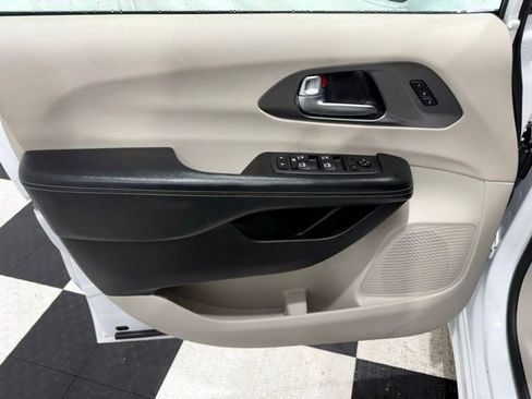 Used 2022 Chrysler Pacifica Touring-L w/ Uconnect Theater Family Group image 14