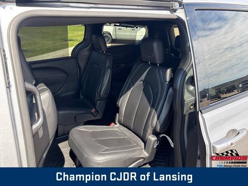 Used 2020 Chrysler Pacifica Touring-L w/ Advanced Safetytec Group FWD image 12