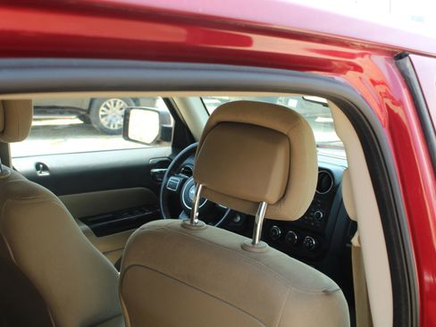 Used 2016 Jeep Patriot Latitude FWD image 30