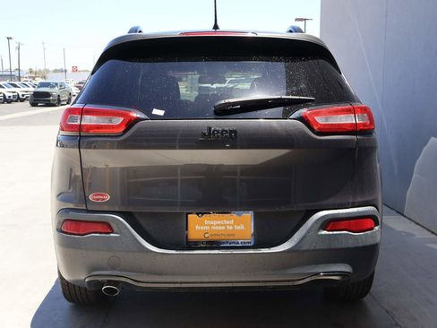 Used 2017 Jeep Cherokee Sport FWD image 4