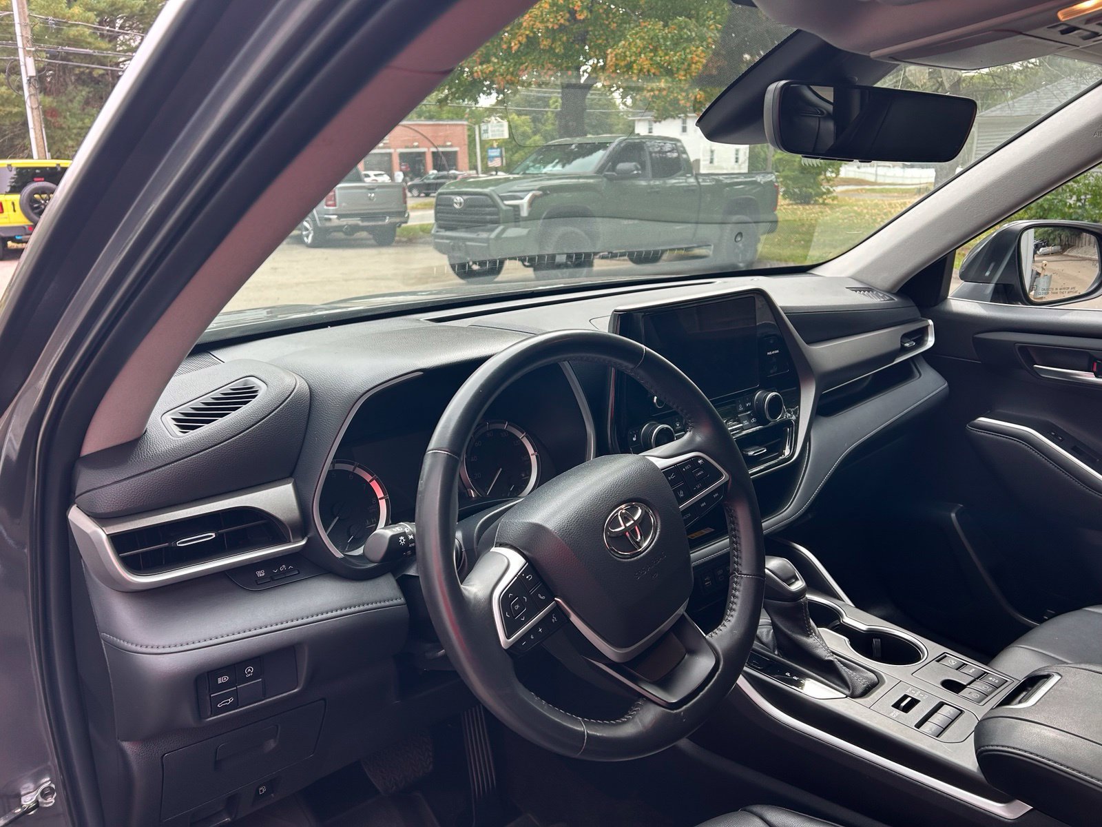 Used 2023 Toyota Highlander XLE AWD/4WD image 13