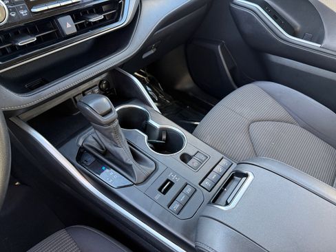 Used 2020 Toyota Highlander L image 13