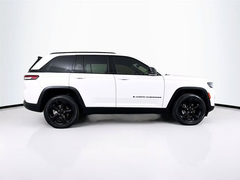 Used 2023 Jeep Grand Cherokee Altitude AWD/4WD image 34