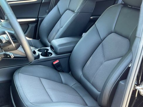 Certified 2026 Porsche Macan AWD/4WD image 5