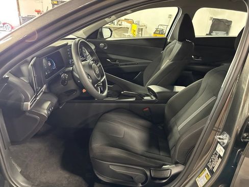 Certified 2025 Hyundai Elantra SE FWD image 24