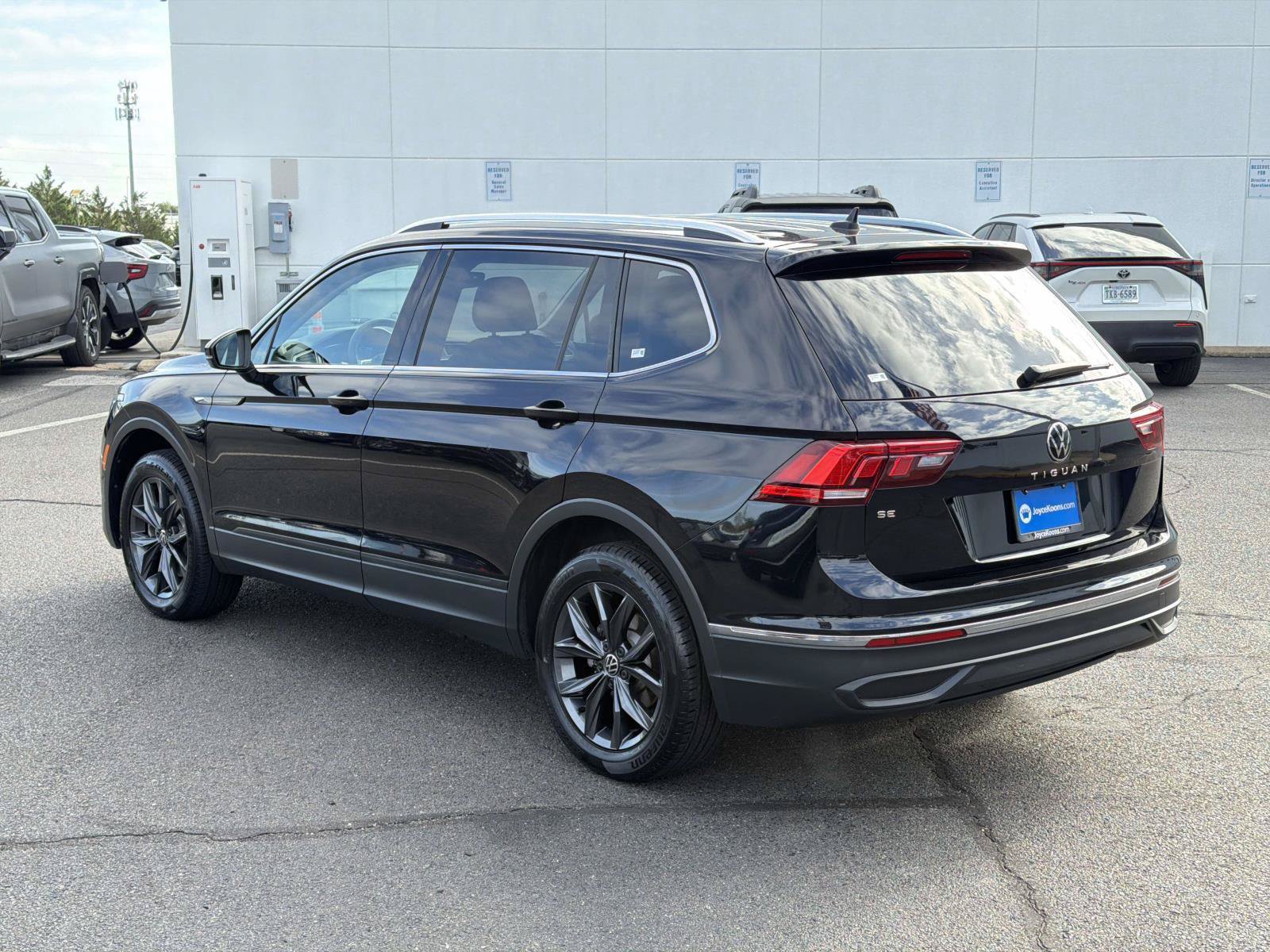 Used 2023 Volkswagen Tiguan SE FWD image 3