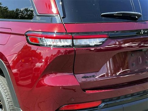 Used 2023 Jeep Grand Cherokee Altitude image 10