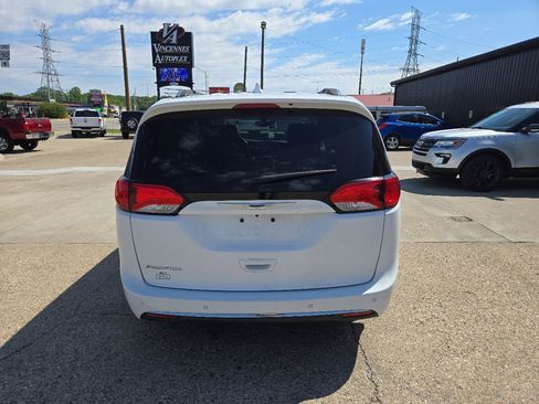Used 2018 Chrysler Pacifica Touring-L FWD image 4