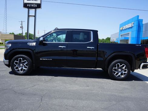 Used 2022 GMC Sierra 1500 SLT w/ SLT Convenience Package AWD/4WD image 2