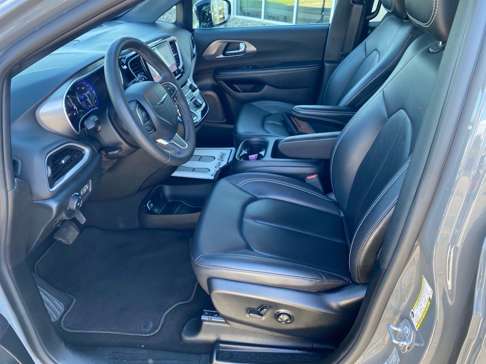 Used 2025 Chrysler Pacifica Select FWD image 9
