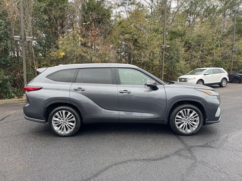 Used 2023 Toyota Highlander Platinum image 21