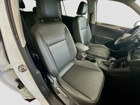 Used 2023 Volkswagen Tiguan SE w/ Panoramic Sunroof Package image 34