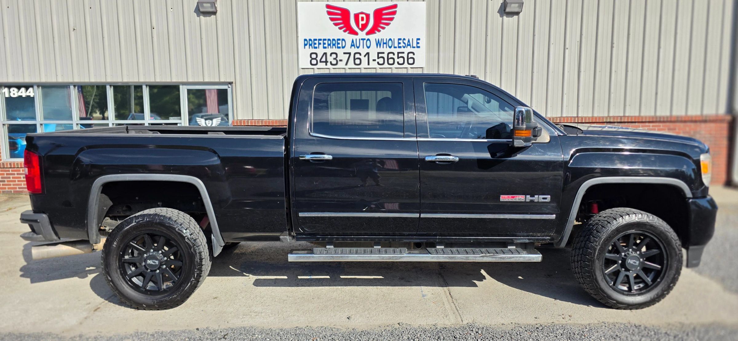 Used 2015 GMC Sierra 2500 SLT w/ Duramax Plus Package AWD/4WD image 4