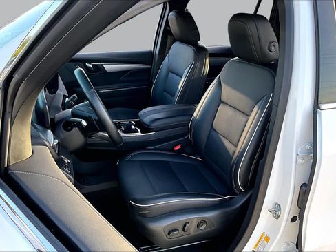 Used 2025 Buick Enclave Preferred FWD image 8