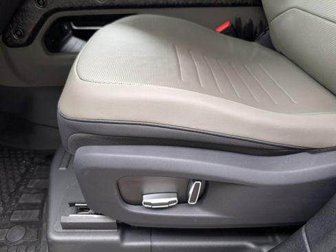 Used 2025 Land Rover Defender 110 image 29