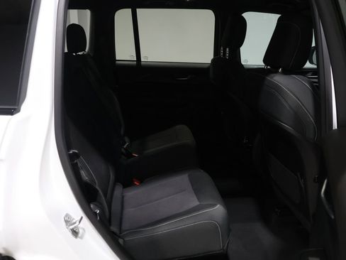 Used 2025 Jeep Grand Cherokee Laredo w/ Luxury Tech Group I image 19