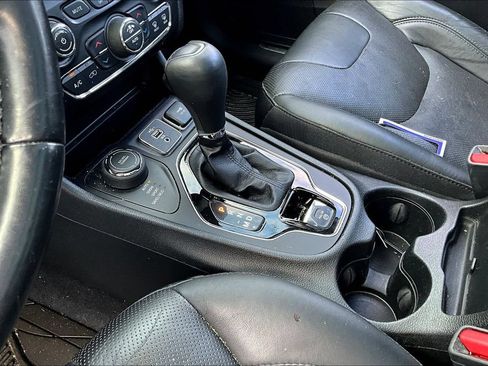 Used 2021 Jeep Cherokee Limited AWD/4WD image 15