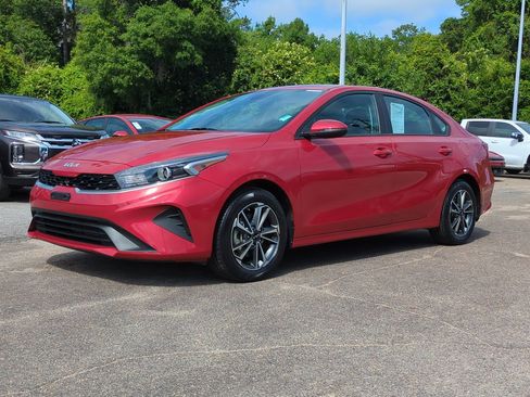 Used 2023 Kia Forte LXS w/ LXS Technology Package FWD image 2