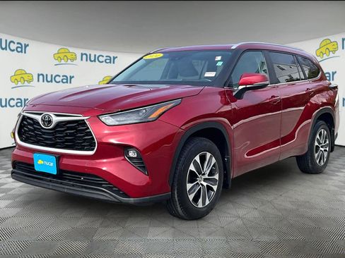 Used 2024 Toyota Highlander XLE image 3