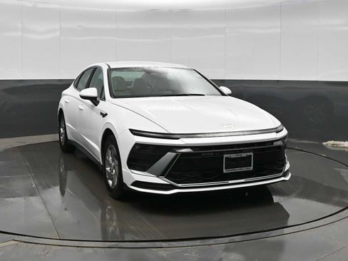 Certified 2025 Hyundai Sonata SE image 2