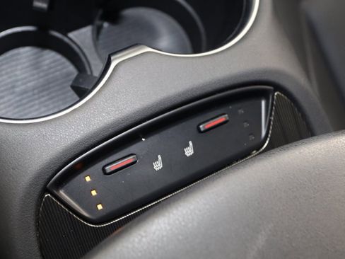 Used 2023 Toyota Venza XLE image 8