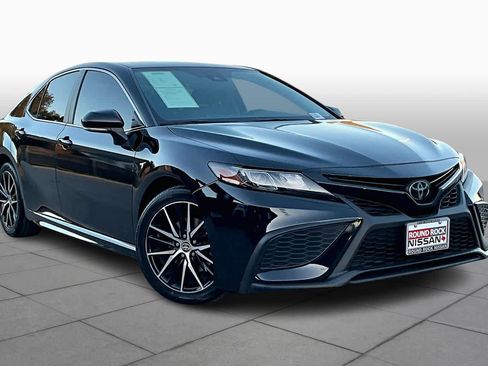 Used 2022 Toyota Camry SE image 2