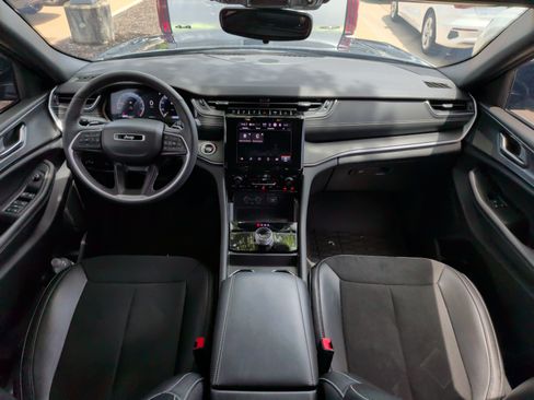 Used 2024 Jeep Grand Cherokee Altitude RWD image 27