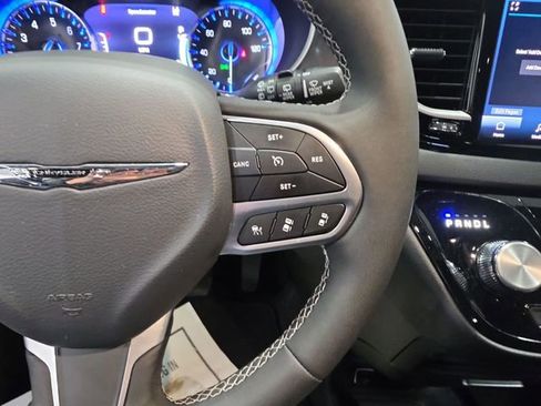 Used 2025 Chrysler Pacifica Select FWD image 18